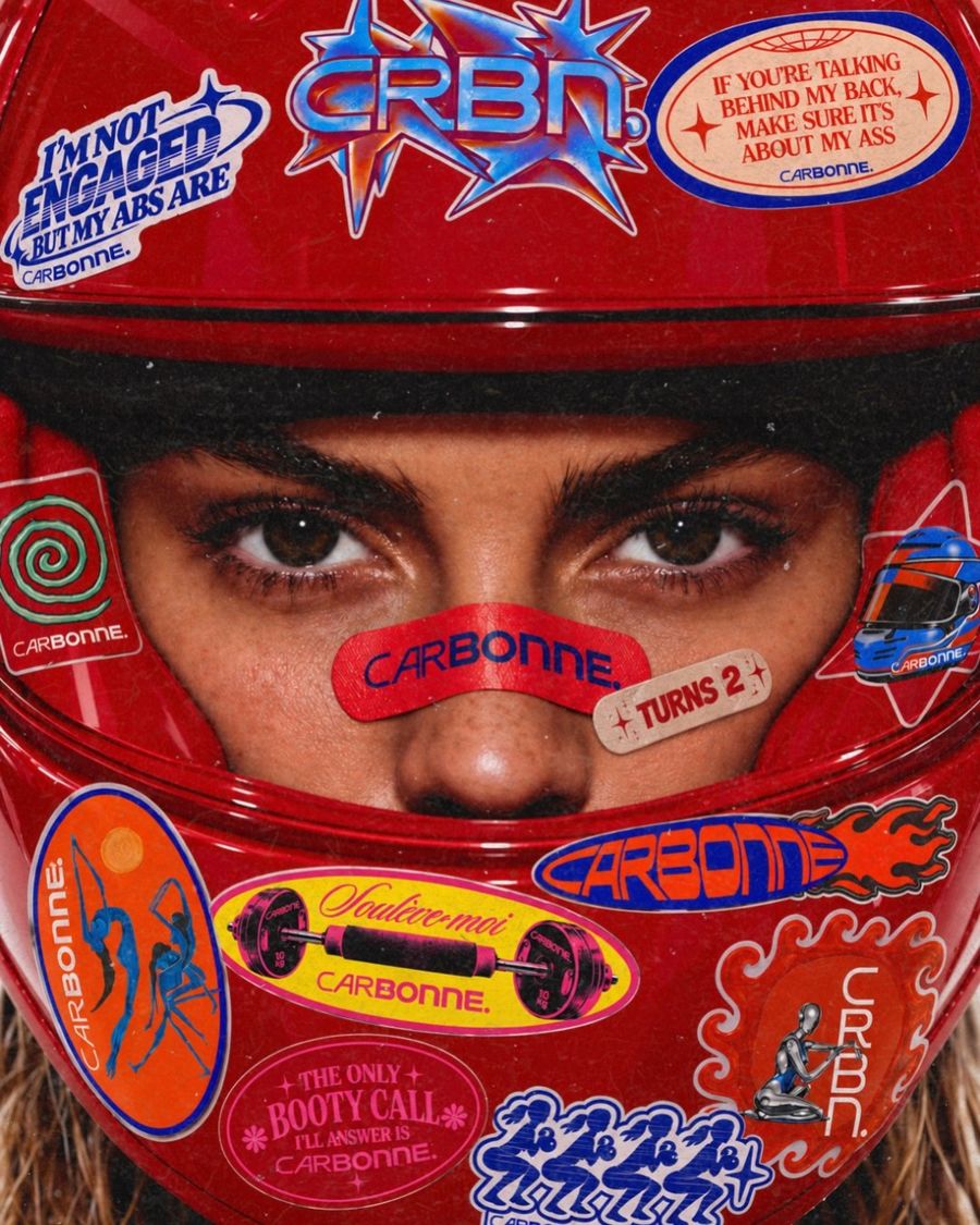 Casque rouge couvert de stickers Carbonne, visuel anniversaire Carbonne turns 2